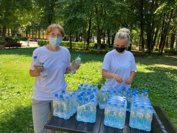 Посетителям парков раздают бутилированную воду