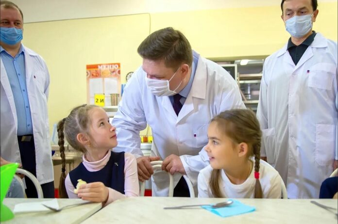 Глава округа Николай Пестов проверил организацию горячего питания школьников Глава округа Николай Пестов проверил организацию горячего питания школьников