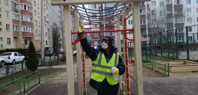 В Климовске проводят дезинфекцию детских игровых площадок