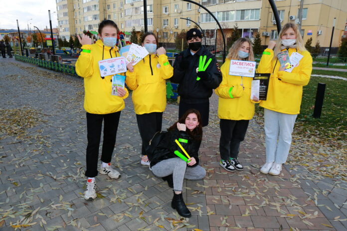 Сотрудники Госавтоинспекции совместно с волонтёрами молодежных формирований организовали акцию «Засветись!» Сотрудники Госавтоинспекции совместно с волонтёрами молодежных формирований организовали акцию «Засветись!»