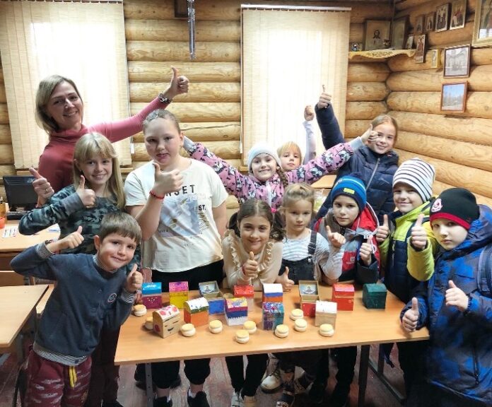 Мастер-класс «Икона в шкатулке» состоялся в Воскресной школе Георгиевского храма Мастер-класс «Икона в шкатулке» состоялся в Воскресной школе Георгиевского храма