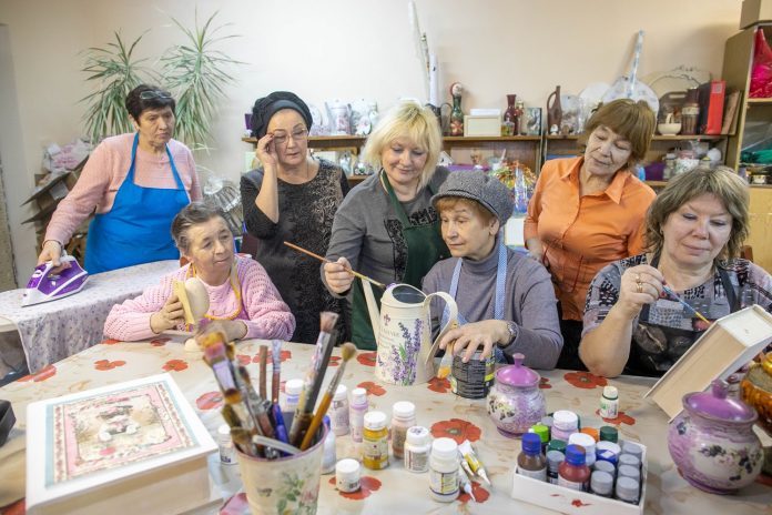 Благодаря программе «Активное долголетие» кружок «Рукодельница» стал более популярным Благодаря программе «Активное долголетие» кружок «Рукодельница» стал более популярным