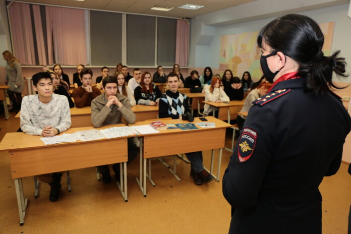 Занятия с участниками проекта «Школа молодого юриста» провели подольские автоинспекторы