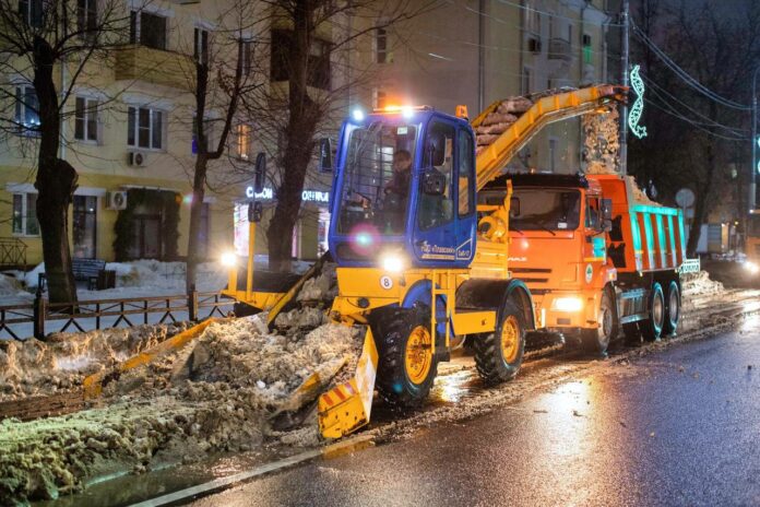 Продолжается уборка улиц Подольска Продолжается уборка улиц Подольска