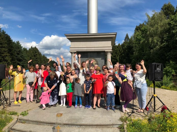 В микрорайоне Кутузово состоялся благотворительный праздник по сбору средств на лечение маленького Саши Мурашова...