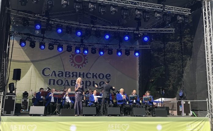 На Певческом поле Дубровиц открылся межрегиональный фестиваль народного творчества «Славянское подворье» На Певческом поле Дубровиц открылся межрегиональный фестиваль народного творчества «Славянское подворье»