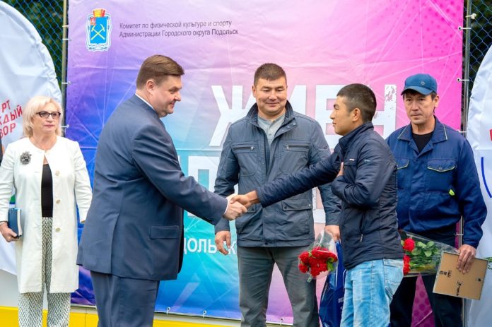 Глава горокруга Подольск Николай Пестов вручил памятные подарки и премии сотрудникам МУЖРП N1, спасшим... Глава горокруга Подольск Николай Пестов вручил памятные подарки и премии сотрудникам МУЖРП N1, спасшим...