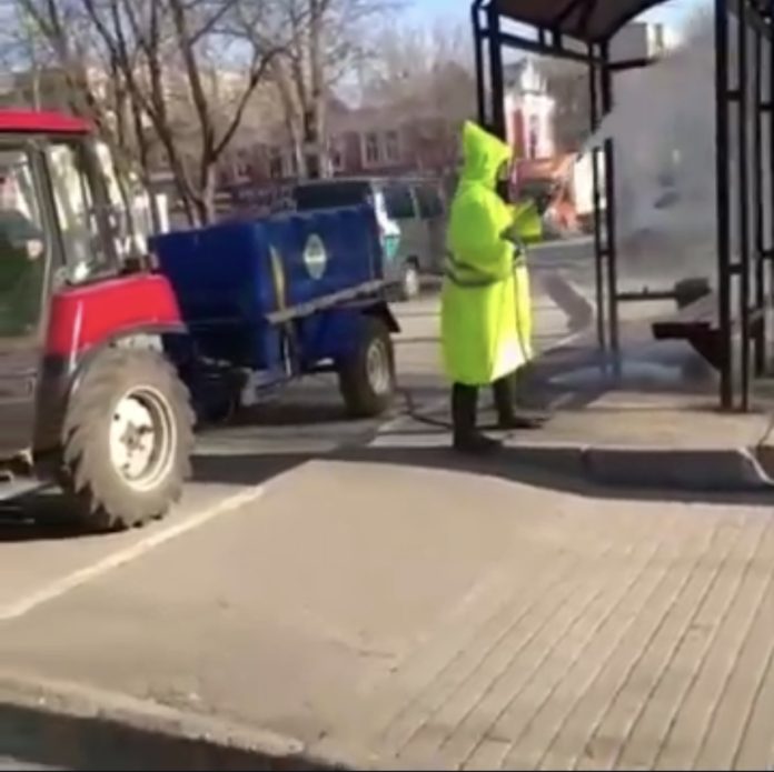 Санитарная обработка павильонов остановочных пунктов проводится в Подольске Санитарная обработка павильонов остановочных пунктов проводится в Подольске