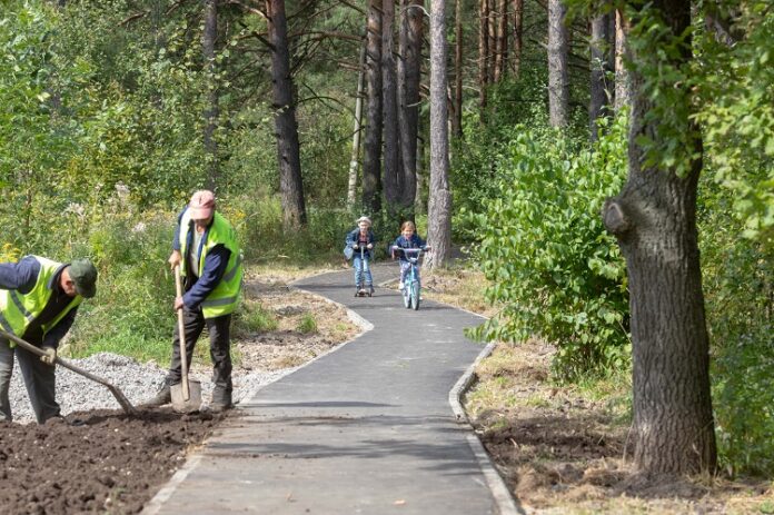 Продолжаются работы по благоустройству объектов улично-дорожной сети в микрорайоне Климовск