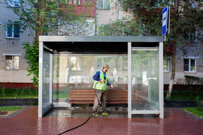 В Подольске приводят в порядок остановочные павильоны