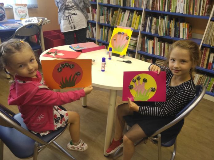 Увлекательный мастер-класс «Цветы на ладошке» прошел в Подольске Увлекательный мастер-класс «Цветы на ладошке» прошел в Подольске