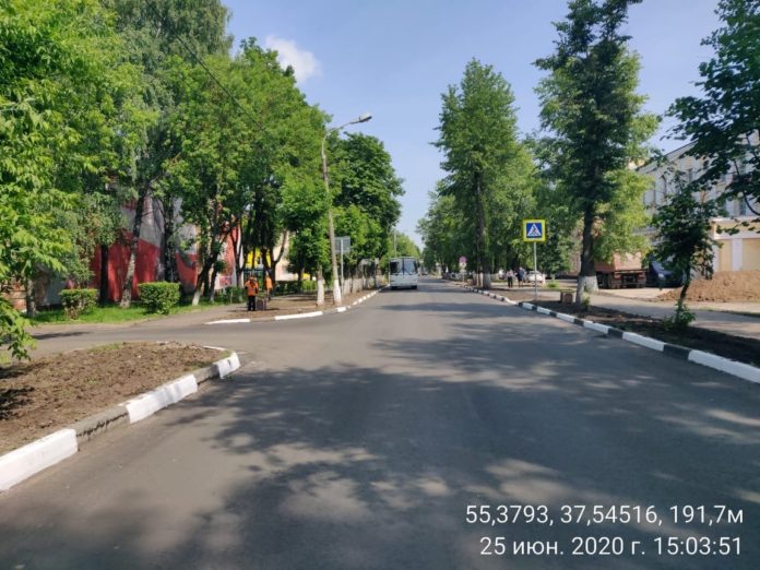 Работы по ремонту проезжей части улицы Заводской в микрорайоне Климовск завершаются Работы по ремонту проезжей части улицы Заводской в микрорайоне Климовск завершаются