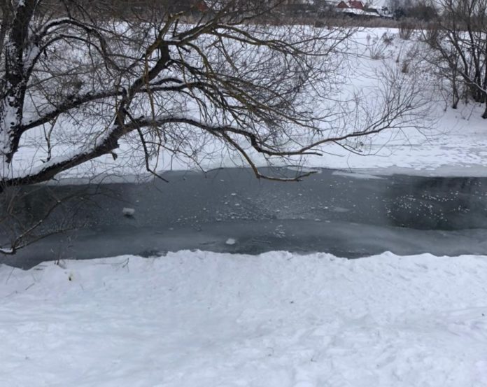 Толщина льда на реке Пахре 3 февраля