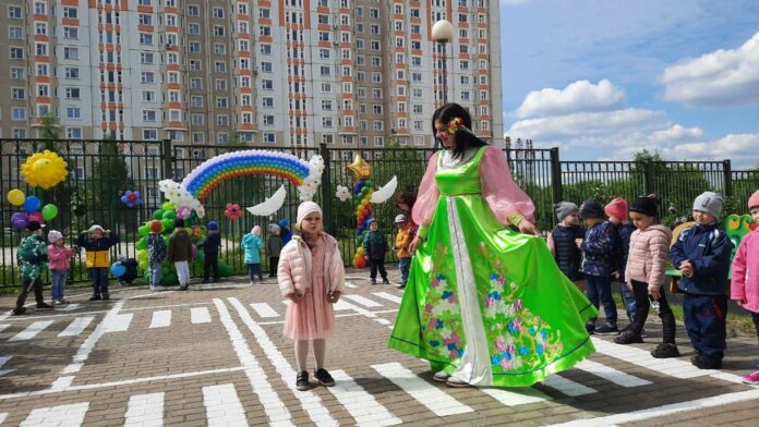 Андрей Воробьев вручил воспитателю из Подольска сертификат социальной ипотеки Андрей Воробьев вручил воспитателю из Подольска сертификат социальной ипотеки