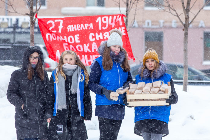 Жители Подольска попробовали блокадный хлеб