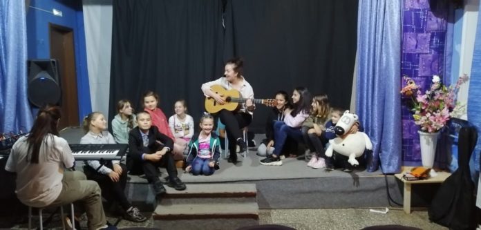 Творческий вечер «Пой со мной гитара!» состоялся в молодежном центре «Ровесник» Творческий вечер «Пой со мной гитара!» состоялся в молодежном центре «Ровесник»