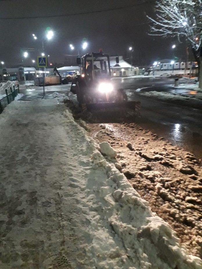 Дорожные службы продолжают работать на улично-дорожной сети Большого Подольска Дорожные службы продолжают работать на улично-дорожной сети Большого Подольска