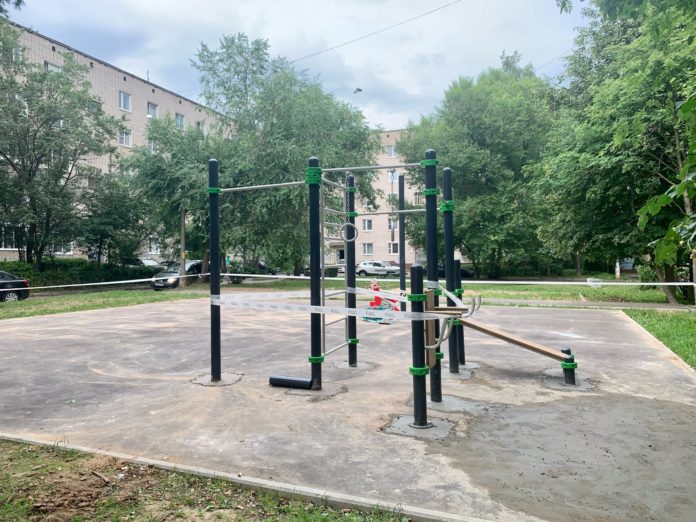 Детскую игровую площадку устанавливают в микрорайоне Климовск Детскую игровую площадку устанавливают в микрорайоне Климовск