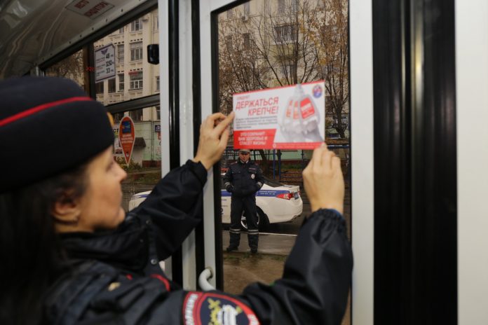 Госавтоинспекция округа призывает пассажиров общественного транспорта крепко держаться за поручни