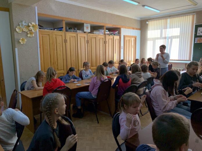 Увлекательный мастер-класс «Плетение браслета из бисера» был проведен в ДК «Металлург» Увлекательный мастер-класс «Плетение браслета из бисера» был проведен в ДК «Металлург»