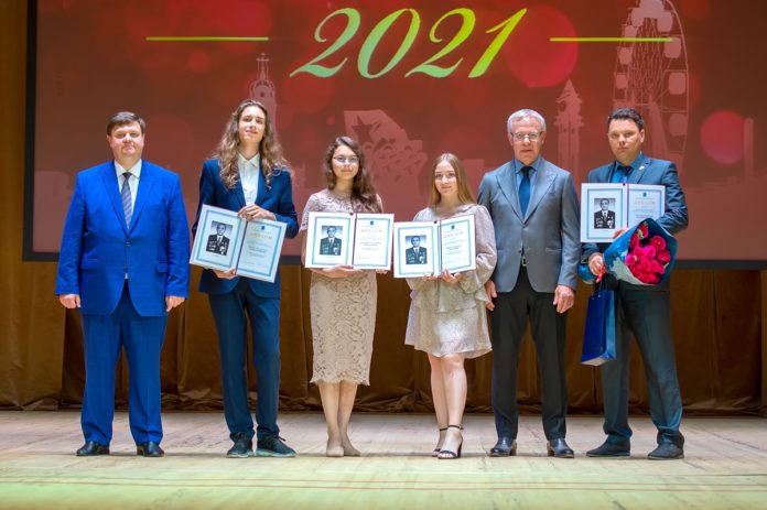 Лауреатов премии имени А.Я. Шамарова поздравили Николай Пестов и Вячеслав Фетисов Лауреатов премии имени А.Я. Шамарова поздравили Николай Пестов и Вячеслав Фетисов