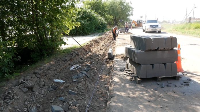 Капитальный ремонт дорожного полотна в селе Покров скоро будет завершен Капитальный ремонт дорожного полотна в селе Покров скоро будет завершен