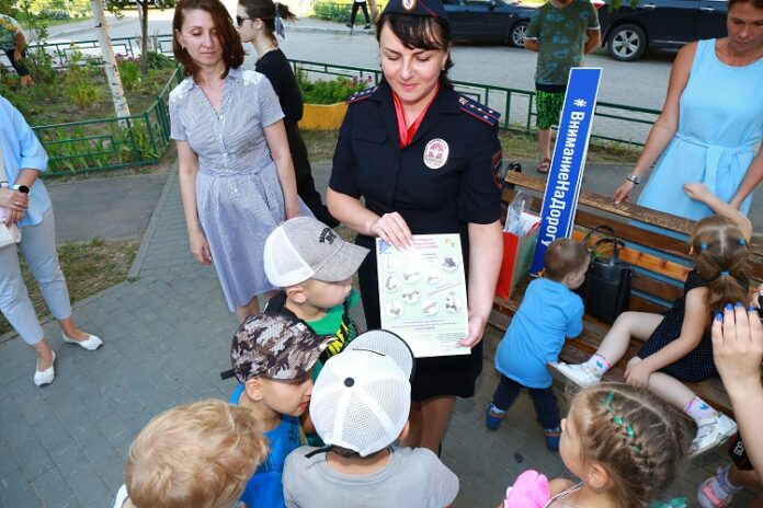 В Подольске сотрудники Госавтоинспекции проводят тренинги «Безопасный двор» для жителей крупных жилых комплексов В Подольске сотрудники Госавтоинспекции проводят тренинги «Безопасный двор» для жителей крупных жилых комплексов