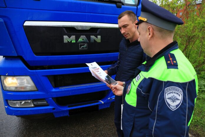 В г.о. Подольск сотрудники Госавтоинспекции продолжают контролировать трафик крупногабаритного транспорта В г.о. Подольск сотрудники Госавтоинспекции продолжают контролировать трафик крупногабаритного транспорта