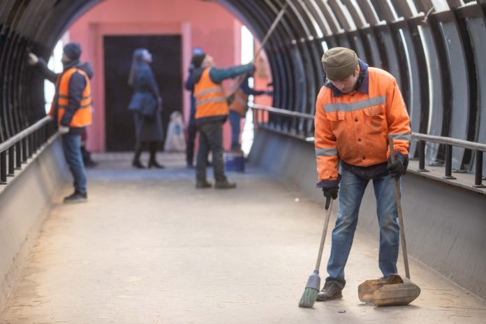 Косметический ремонт надземного пешеходного перехода на улице Матросской ведет Подольский комбинат благоустройства
