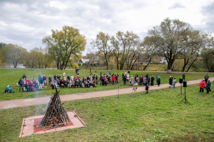 Традиционный Цветаевский костер зажгли в Дубровицах Традиционный Цветаевский костер зажгли в Дубровицах