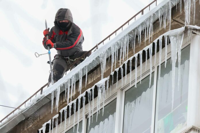В Подольске ведется работа по очистке кровель домов от снега и наледи В Подольске ведется работа по очистке кровель домов от снега и наледи