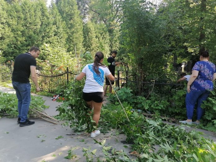 Подольские волонтеры привели в порядок могилы Героев Великой Отечественной войны Подольские волонтеры привели в порядок могилы Героев Великой Отечественной войны