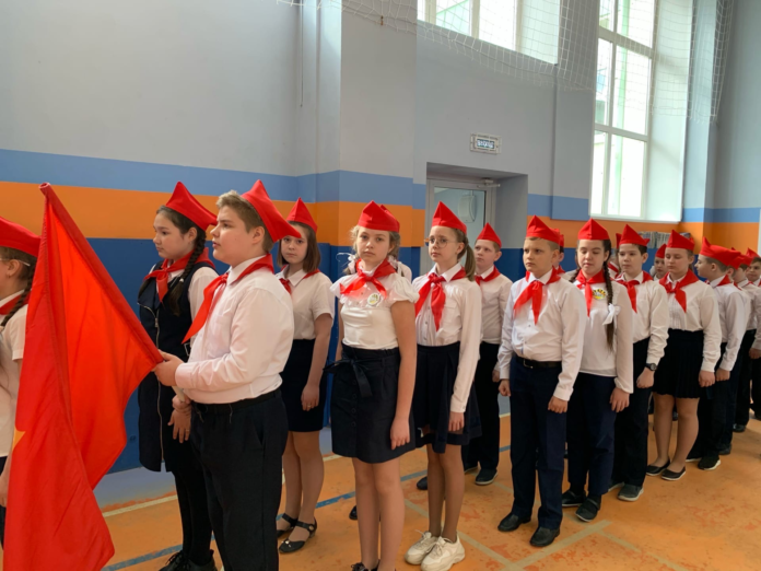 Школьный смотр строя и песни, посвященный 76 годовщине Победы в Великой Отечественной войне оценило... Школьный смотр строя и песни, посвященный 76 годовщине Победы в Великой Отечественной войне оценило...