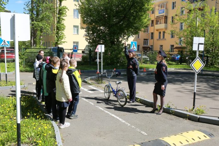 Автоинспекторы провели практические занятия по безопасности дорожного движения в автогородке Автоинспекторы провели практические занятия по безопасности дорожного движения в автогородке