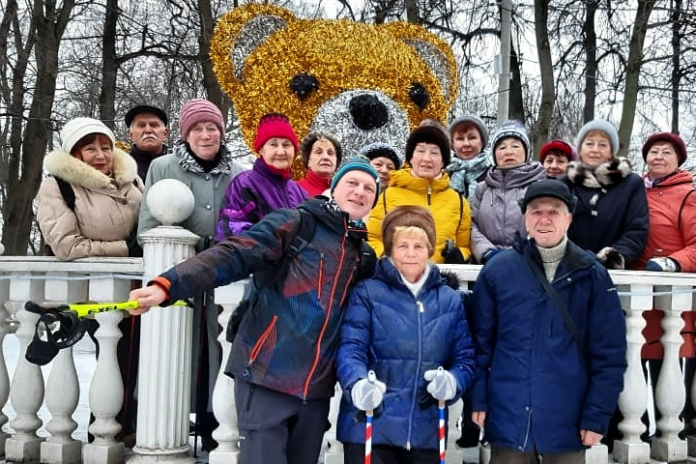 В подольском парке имени Виктора Талалихина проходят занятия скандинавской ходьбой