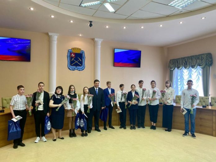 Глава округа Николай Пестов вручил паспорта 12 юным жителям Большого Подольска Глава округа Николай Пестов вручил паспорта 12 юным жителям Большого Подольска