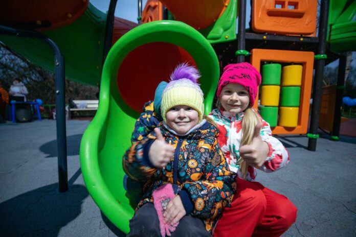 Новую детскую площадку торжественно открыли в Лаговском Новую детскую площадку торжественно открыли в Лаговском