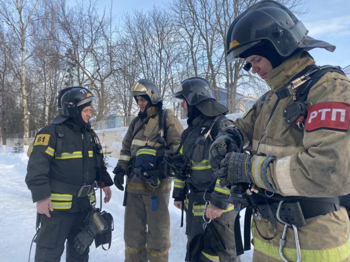 Подольские пожарные провели занятия в теплодымокамере