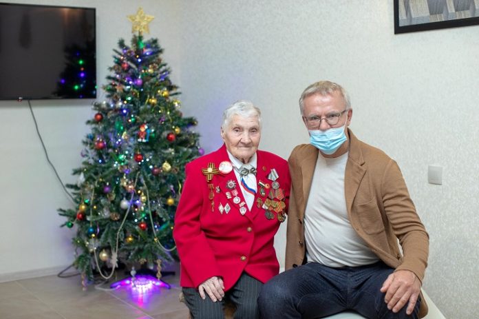 Вячеслав Фетисов поздравил с наступающим Новым годом ветерана из Подольска Вячеслав Фетисов поздравил с наступающим Новым годом ветерана из Подольска