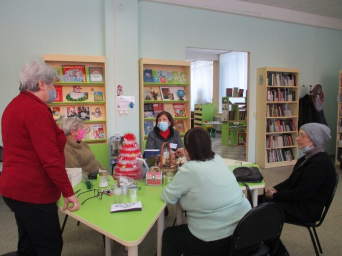 В библиотеке №5 прошел мастер-класс по новогоднему декору