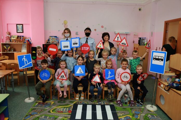 Викторину “Дорожная азбука” провели сотрудники полиции для детсадовцев
