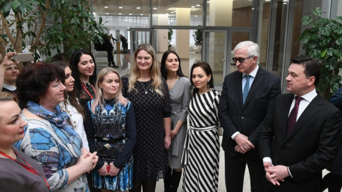 Женщины-предприниматели Подмосковья представили Воробьеву фотовыставку «Мама может все!» Женщины-предприниматели Подмосковья представили Воробьеву фотовыставку «Мама может все!»