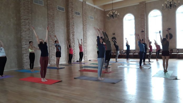 В Дубровицах прошло занятие по йоге под аккомпанемент органа В Дубровицах прошло занятие по йоге под аккомпанемент органа