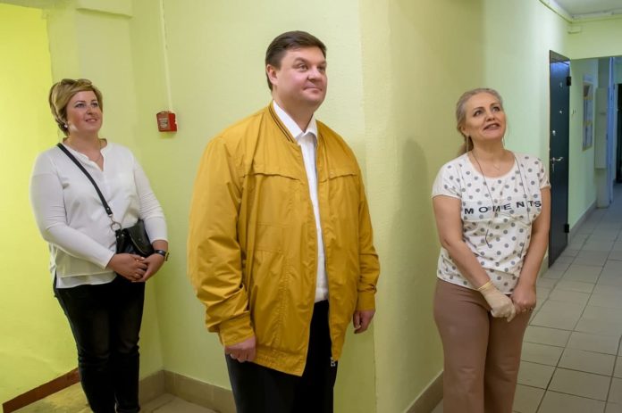 Глава округа проверил ход ремонта подъездов в одном из домов микрорайона Кузнечики