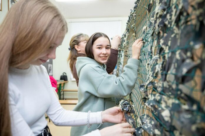 В Подольске продолжается работа по плетению маскировочных сетей для нужд СВО В Подольске продолжается работа по плетению маскировочных сетей для нужд СВО