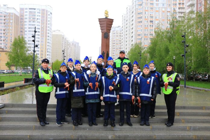 В Подольске сотрудники Госавтоинспекции и ЮИДовцы вручили горожанам символ Победы «Георгиевские ленточки» В Подольске сотрудники Госавтоинспекции и ЮИДовцы вручили горожанам символ Победы «Георгиевские ленточки»