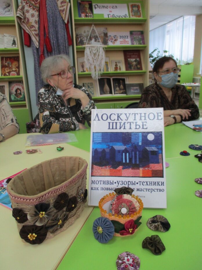 В  библиотеке № 5 проходят занятия по рукоделию В  библиотеке № 5 проходят занятия по рукоделию