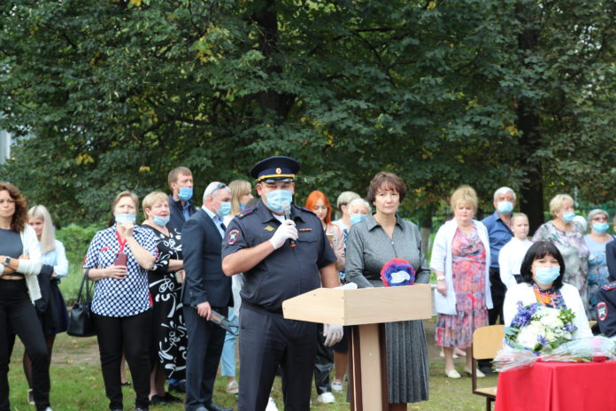 Начальник Госавтоинспекции Подольска в День знаний посетил торжественную линейку 1 сентября Начальник Госавтоинспекции Подольска в День знаний посетил торжественную линейку 1 сентября