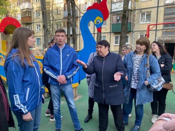 Вопросы благоустройства обсудили с жителями во дворе на Силикатной