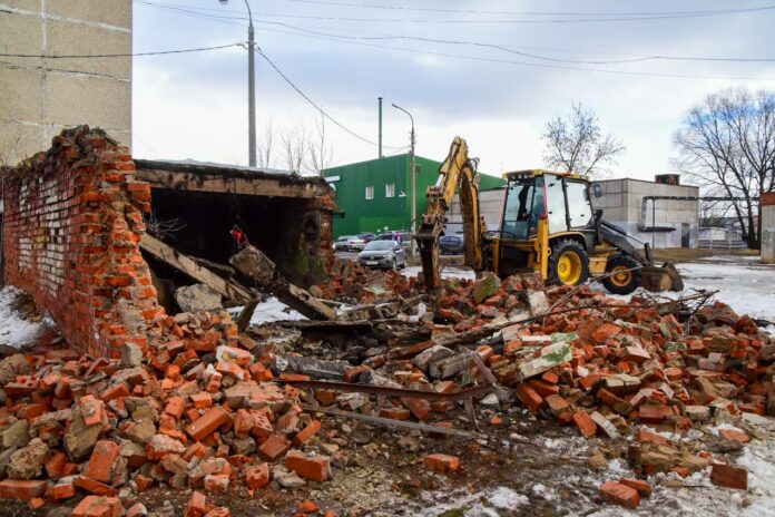 В Климовске снесли нежилое заброшенное здание  В Климовске снесли нежилое заброшенное здание